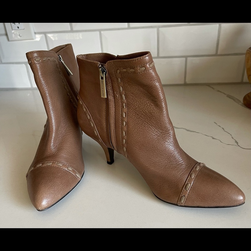 Like new condition JoanDavid CIRCA WOMENS HEEL.BOOTS